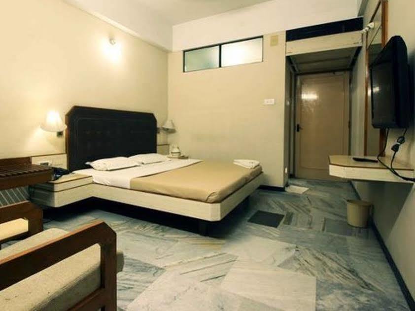 מדוראי Hotel Padmam מראה חיצוני תמונה